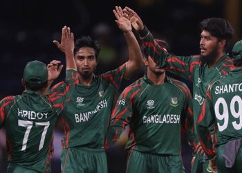 দ্রুত ৩ উইকেট হারিয়ে চাপে বাংলাদেশ, এরপর বৃষ্টি