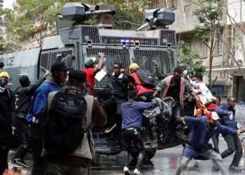 কেনিয়ায় নতুন আইন-বিরোধী বিক্ষোভ: পার্লামেন্টে আগুন, গুলিতে নিহত ৫