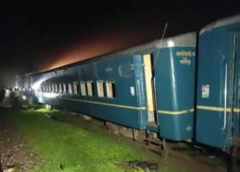 বগুড়ায় ট্রেন লাইনচ্যুত, ৫ জেলার সঙ্গে ঢাকার রেল যোগাযোগ বন্ধ