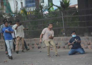 ছাত্রলীগ-কোটা আন্দোলনকারী সংঘর্ষ: যুবলীগ নেতার গাড়িতে ‘অস্ত্র’ আনার অভিযোগ