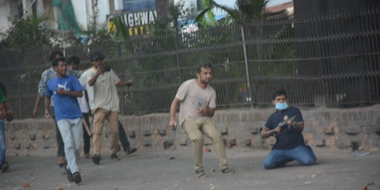 ছাত্রলীগ-কোটা আন্দোলনকারী সংঘর্ষ: যুবলীগ নেতার গাড়িতে ‘অস্ত্র’ আনার অভিযোগ