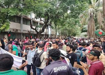 ঢাবির কেন্দ্রীয় লাইব্রেরির সামনে জড়ো হচ্ছেন আন্দোলনকারীরা