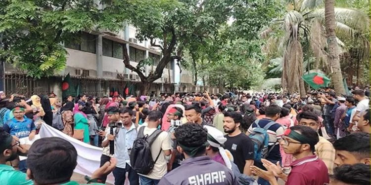 ঢাবির কেন্দ্রীয় লাইব্রেরির সামনে জড়ো হচ্ছেন আন্দোলনকারীরা