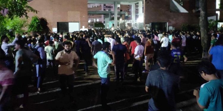 ‘তুমি কে? আমি কে? রাজাকার, রাজাকার’ স্লোগানে উত্তাল ঢাবি