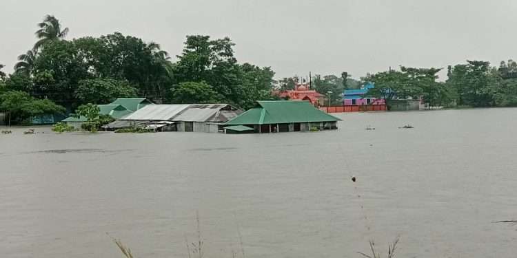 ধেয়ে আসছে বন্যা, ৫ নদীর পানি বিপৎসীমার ওপরে