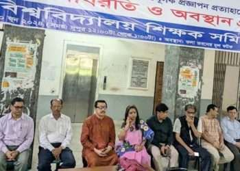 শিক্ষক আন্দোলনে অচল ঢাবি, অর্থমন্ত্রীর পদত্যাগ দাবি