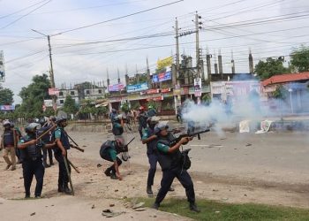 আন্দোলনকারী শিক্ষার্থীদের ছত্রভঙ্গ করতে পুলিশ রাবার বুলেট ও কাদাঁনে গ্যাসের সেল নিক্ষেপ করে। আজ মঙ্গলবার দুপুরেছবি: প্রথম আলো