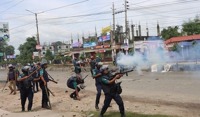 আন্দোলনকারী শিক্ষার্থীদের ছত্রভঙ্গ করতে পুলিশ রাবার বুলেট ও কাদাঁনে গ্যাসের সেল নিক্ষেপ করে। আজ মঙ্গলবার দুপুরেছবি: প্রথম আলো