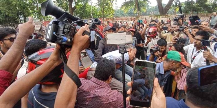 বহিরাগত তাড়ানোর অভিযানে আহত ঢাবির অ্যাসিস্ট্যান্ট প্রক্টর