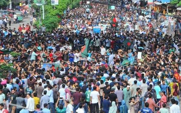 কোটাবিরোধীদের আন্দোলনে উত্তাল শাহবাগ