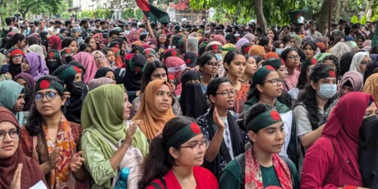 সব ধরনের সরকারি চাকরিতে কোটার যৌক্তিক সংস্কারের দাবিতে আন্দোলনরত শিক্ষার্থীরা রোববার (১৪ জুলাই) বঙ্গভবন অভিমুখে গণপদযাত্রা করে রাষ্ট্রপতি বরাবর স্মারকলিপি দেওয়ার কর্মসূচি পালন করবেন।