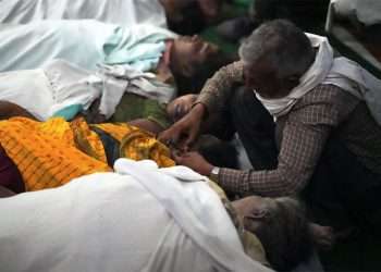 মৃত শিশুর পাশে কাঁদছেন বাবা, ট্রাকে ভরে নিয়ে যাওয়া হচ্ছে লাশ! হাথরস জুড়ে শোক আর হাহাকার