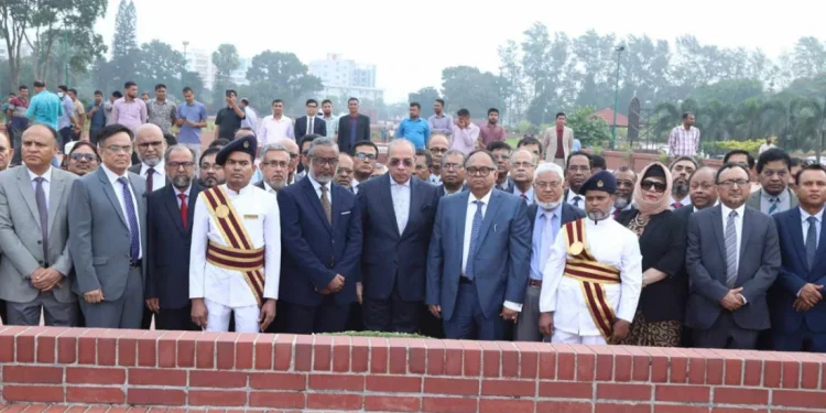 জাতীয় স্মৃতিসৌধে প্রধান বিচারপতির শ্রদ্ধা