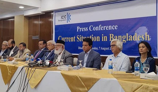 দেশের বর্তমান পরিস্থিতি নিয়ে সংবাদ সম্মেলনে বক্তব্য দিচ্ছেন আইসিসিবির সভাপতি মাহবুবুর রহমান (ডান থেকে চতুর্থ)। আজ বুধবার রাজধানীর বনানীর একটি হোটেলে