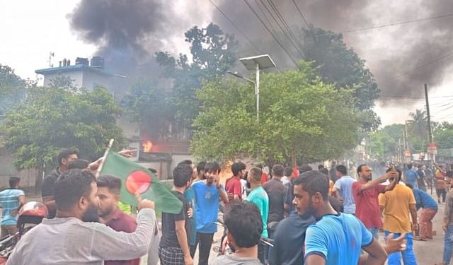 চুয়াডাঙ্গা (০৫-০৮-২০২৪): চুয়াডাঙ্গা জেলা আওয়ামী লীগের সভাপতি ও সংসদ সদস্য সোলায়মান হক জোয়ার্দার ও তার ভাইয়ের বাড়িতে আগুন। সোমবার বিকেলে