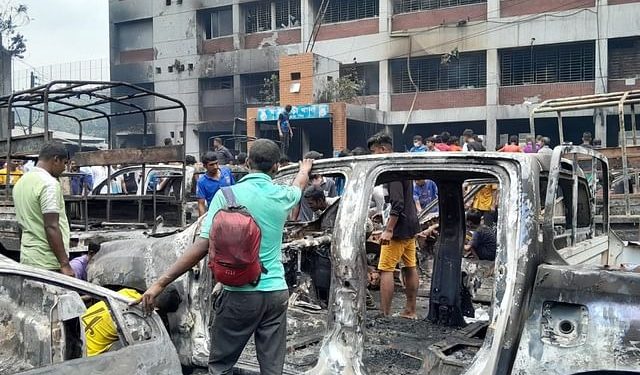 যাত্রাবাড়ী থানার সামনে পুড়ে যাওয়া গাড়ি। আজ মঙ্গলবার দুপুরেছবি: প্রথম আলো থেকে নেওয়া।