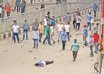 রাজধানীর উত্তরার আজমপুরে বিক্ষোভকারীদের সঙ্গে সরকারদলীয় নেতা-কর্মীদের সংঘর্ষের এক পর্যায়ে গুলিবিদ্ধ অবস্থায় একজনকে পড়ে থাকতে দেখা যায়। গতকাল দুপুর সোয়া ১২টায়ছবি: খালেদ সরকার