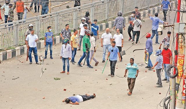 রাজধানীর উত্তরার আজমপুরে বিক্ষোভকারীদের সঙ্গে সরকারদলীয় নেতা-কর্মীদের সংঘর্ষের এক পর্যায়ে গুলিবিদ্ধ অবস্থায় একজনকে পড়ে থাকতে দেখা যায়। গতকাল দুপুর সোয়া ১২টায়ছবি: খালেদ সরকার