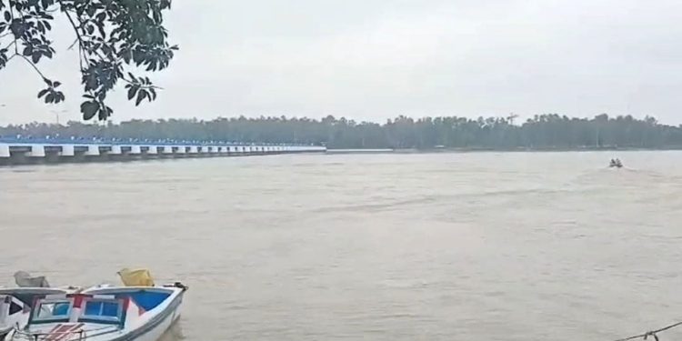 তিস্তার পানি বিপৎসীমা ছুঁই ছুঁই, খুলে দেওয়া হলো ৪৪ জলকপাট