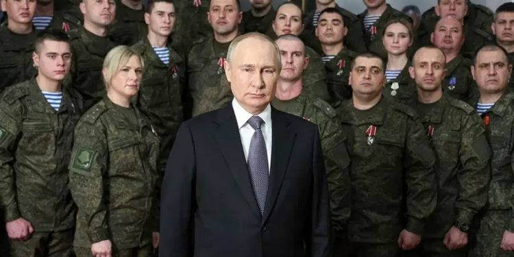 ইউক্রেনের বিরুদ্ধে রাশিয়ার জোর প্রস্তুতি, সেনা বাড়ানোর নির্দেশ