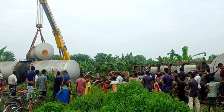 ১১ ঘণ্টা পর খুলনার সঙ্গে সারাদেশের ট্রেন চলাচল স্বাভাবিক