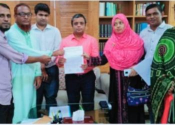 নাটোরে বে-সরকারি অনার্স কলেজে কর্মরত শিক্ষকদের এমপিও ভুক্তির দাবিতে ডিসিকে স্মারকলিপি প্রদান