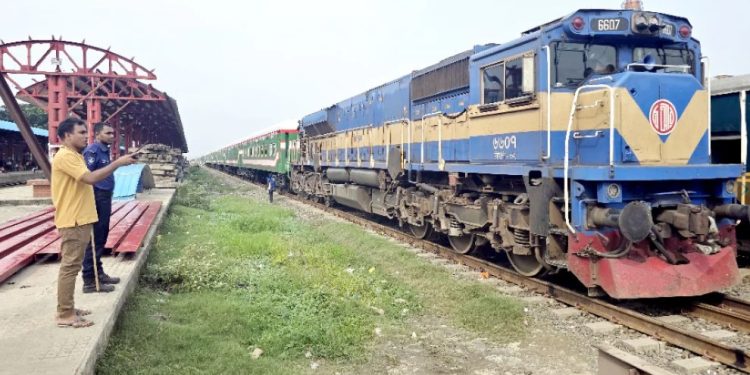 টঙ্গীতে ১২ ঘণ্টা আটকে আছে সবজিবাহী ট্রেন