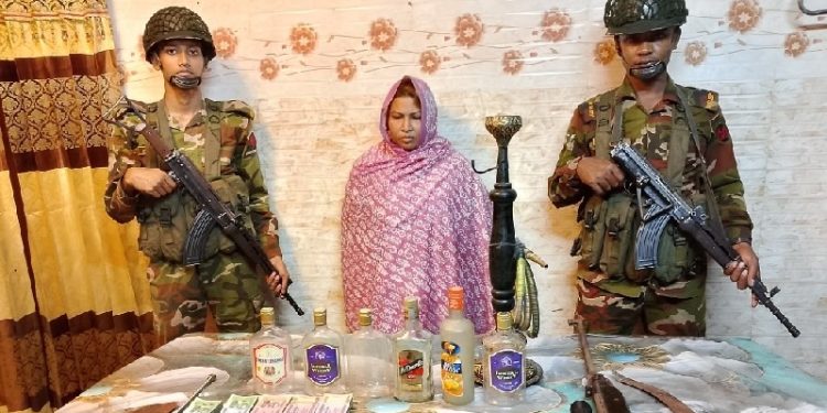 যৌথবাহিনীর অভিযানে অস্ত্রসহ চুয়াডাঙ্গার আলোচিত নারী রুপা আটক