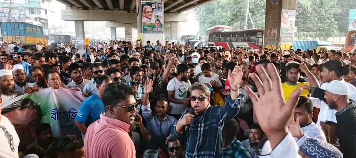 টঙ্গীতে বিএনপি নেতা নূরুল ইসলাম সরকারের মুক্তির দাবিতে বিক্ষোভ সড়ক অবরোধ