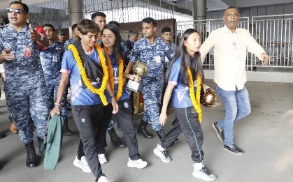 সাফ জয়ী মেয়েদের জাঁকজমকপূর্ণ বরণ