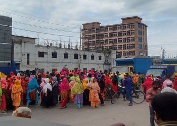 গাজীপুরে বেতনের দাবিতে শ্রমিকরা সড়কে, ৬ কিলোমিটার যানজট