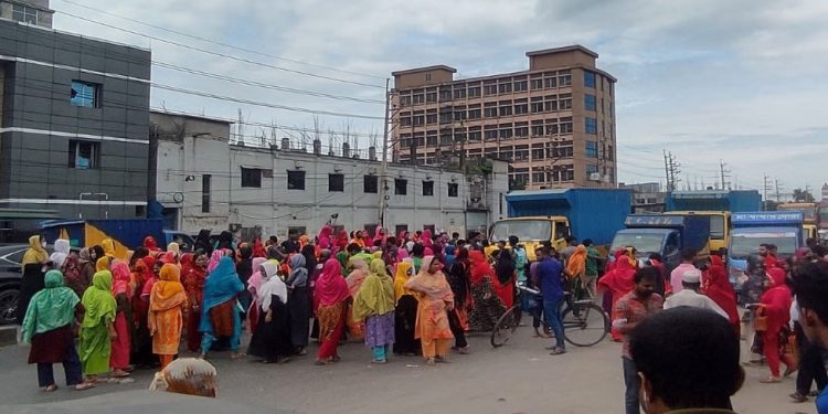 গাজীপুরে বেতনের দাবিতে শ্রমিকরা সড়কে, ৬ কিলোমিটার যানজট