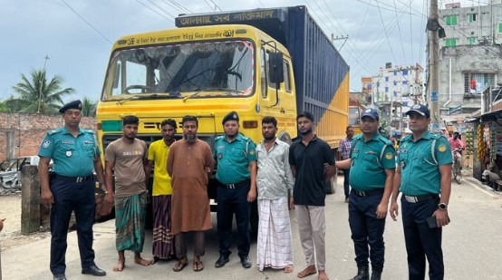 গাজীপুর পোশাক কারখানা থেকে লুট হওয়া মালামালসহ গ্রেফতার ৫