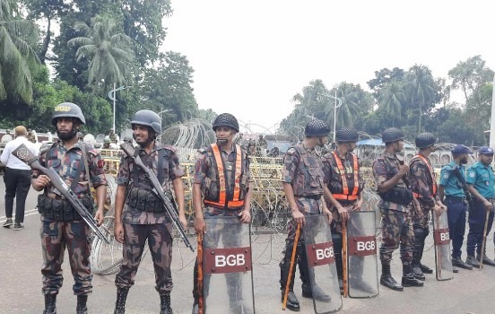 বঙ্গভবনের সামনে কাঁটাতারের বেড়া, নিরাপত্তা জোরদার বিজিবি মোতায়েন