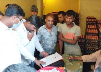 টঙ্গীতে ডিমের আড়তে অভিযান, পাঁচ প্রতিষ্ঠানকে জরিমানা