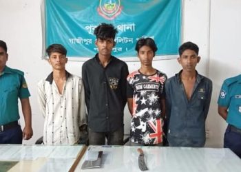 পূবাইলে ছিনতাইকৃত ইজিবাইকসহ আটক ৪