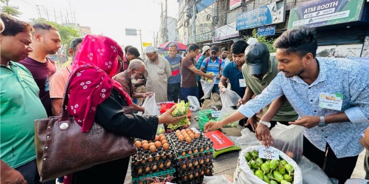 নাটোর সিন্ডিকেট ভাঙতে শিক্ষার্থীদের ‘জনতার বাজার’