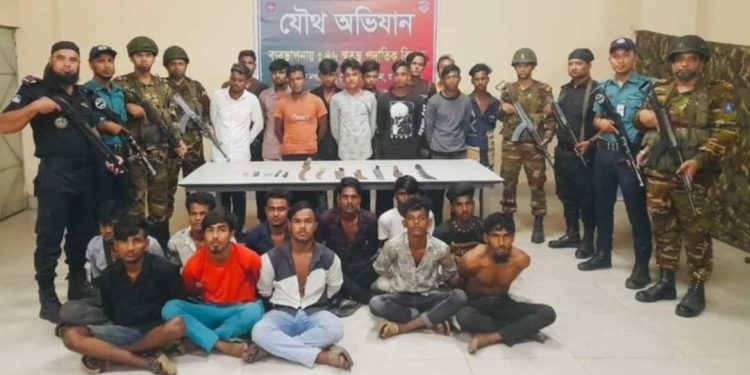 সেনাবাহিনীর যৌথ অভিযানে  ছিনতাইকারী, চাঁদাবাজ ও কিশোর গ্যাং সহ  ৪৫ জন গ্রেফতার