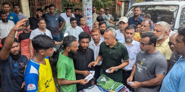 তারেক রহমানের বার্তা নিয়ে মানুষের কাছে যুবদল সভাপতি