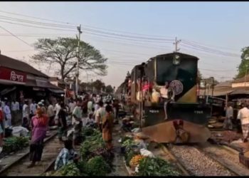 কাওরাইদে রেল লাইনের উপর ঝুঁকিপূর্ন অবৈধ বাজার