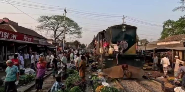 কাওরাইদে রেল লাইনের উপর ঝুঁকিপূর্ন অবৈধ বাজার