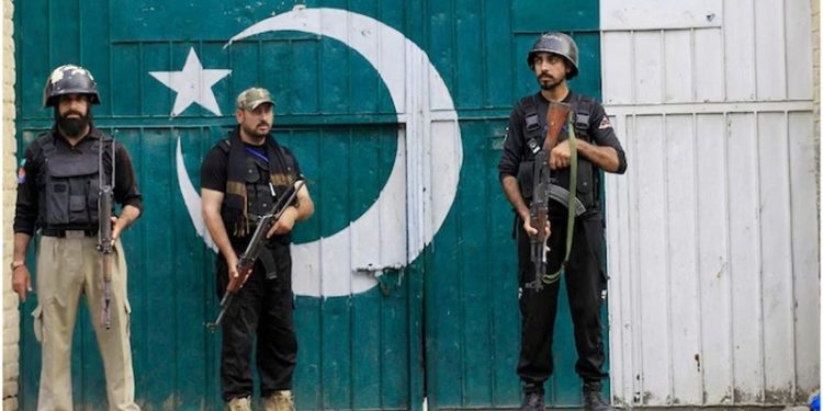 পাকিস্তানে পুলিশ সদরদপ্তরে জঙ্গি হামলা, ৩ পুলিশ নিহত