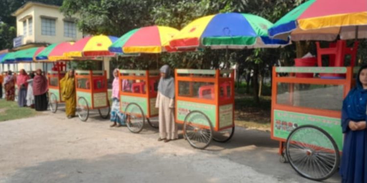 চুয়াডাঙ্গায় ৮নারী ফেরিওয়ালাকে খাবার গাড়ি প্রদান