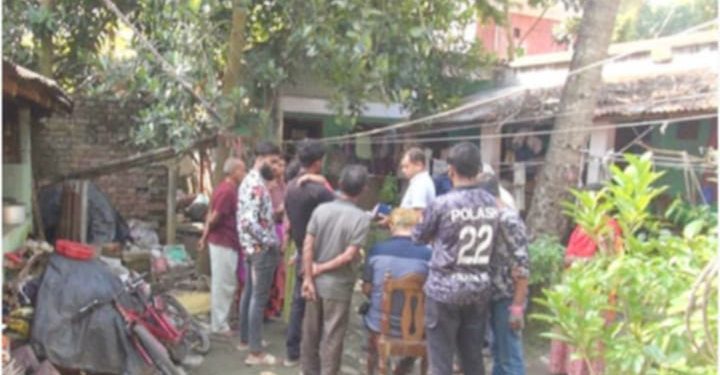 নাটোরে অস্ত্র ঠেকিয়ে ৬ হিন্দু বাড়িতে ডাকাতি, নগদ টাকা স্বর্ণালংকার লুট