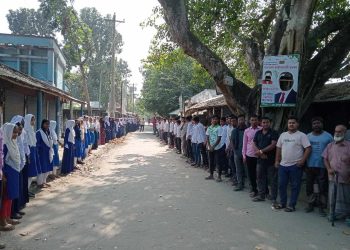 নাটোরে তারেক রহমান ও কেন্দ্রীয় নেতা দুলুর ছবি কেটে ফেলার প্রতিবাদে মানববন্ধন