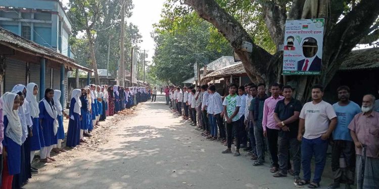 নাটোরে তারেক রহমান ও কেন্দ্রীয় নেতা দুলুর ছবি কেটে ফেলার প্রতিবাদে মানববন্ধন