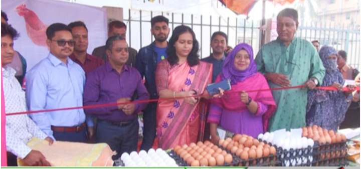 জেলা প্রশাসনের উদ্যোগে নাটোরে ন্যায্য মূল্যে অস্থায়ী বাজারের উদ্বোধন