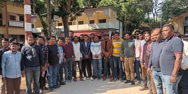 কোটচাঁদপুরে উপজেলা নির্বাহী কর্মকর্তার বিরুদ্ধে বিক্ষোভ