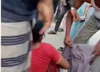 নাটোরে অন্তঃসত্ত্বা স্ত্রীর সামনে স্বামীকে মারধর-ভিডিও ভাইরাল