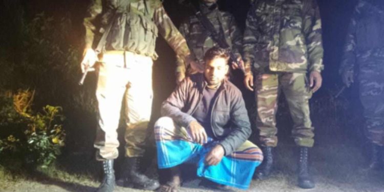 মেহেরপুরে যৌথবাহিনীর অভিযানে অস্ত্র ও গুলিসহ এক সন্ত্রাসী আটক